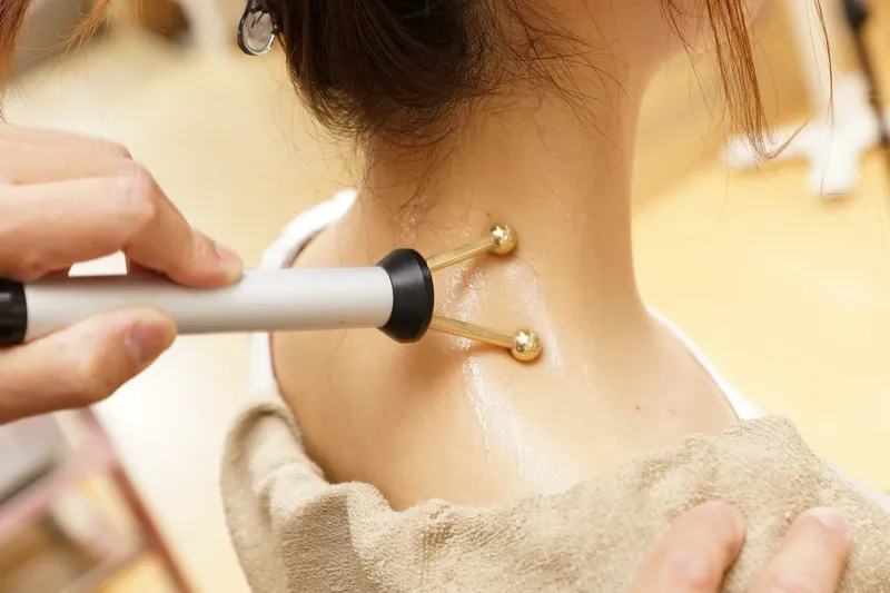 アキュスコープによる微弱電流の施術