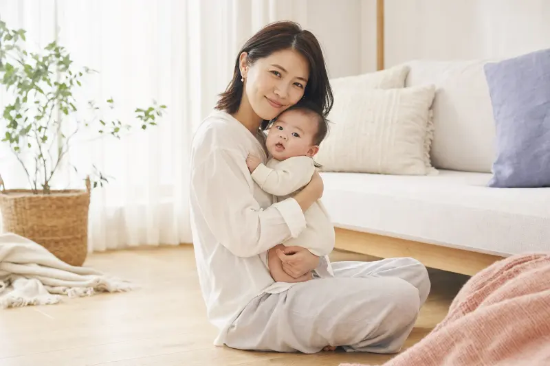 赤ちゃんを抱くお母さん