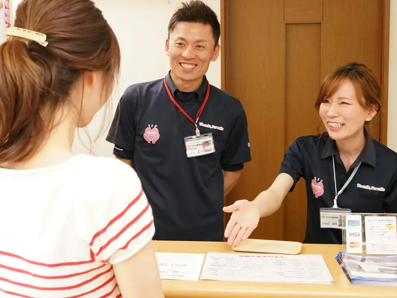 スマイル接骨院の受付。スタッフが笑顔で迎える様子