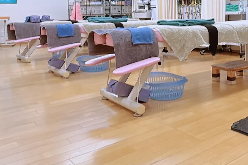 スマイル接骨院の施術室。3台のベッドが並ぶ明るい室内